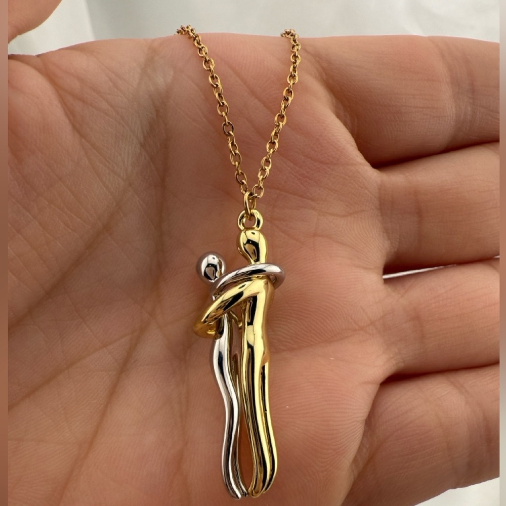 Gold & Silver Couple Embrace Pendant Necklace – 40+5cm Chain Romantic Minimalist